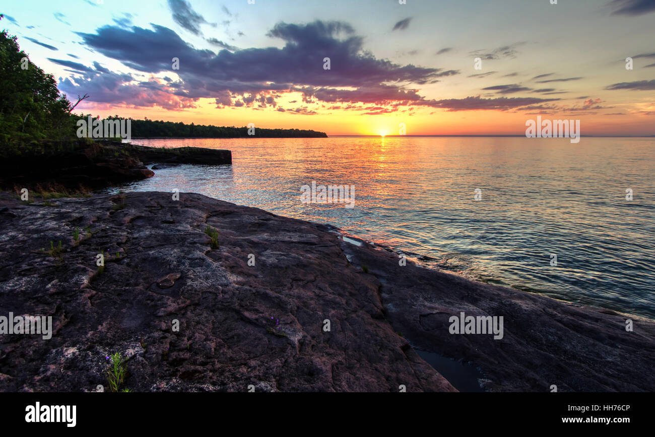 Malerischen Sonnenuntergang über das Binnenmeer. Sonnenuntergang über dem Horizont des Lake Superior in obere Halbinsel von Michigan. Stockfoto