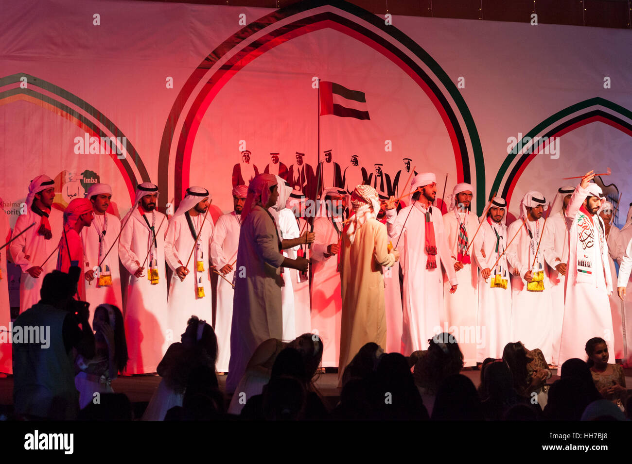 Arabische Tänzerinnen traditionellen Beduinen Tanz in Ras al Khaimah, Vereinigte Arabische Emirate Stockfoto