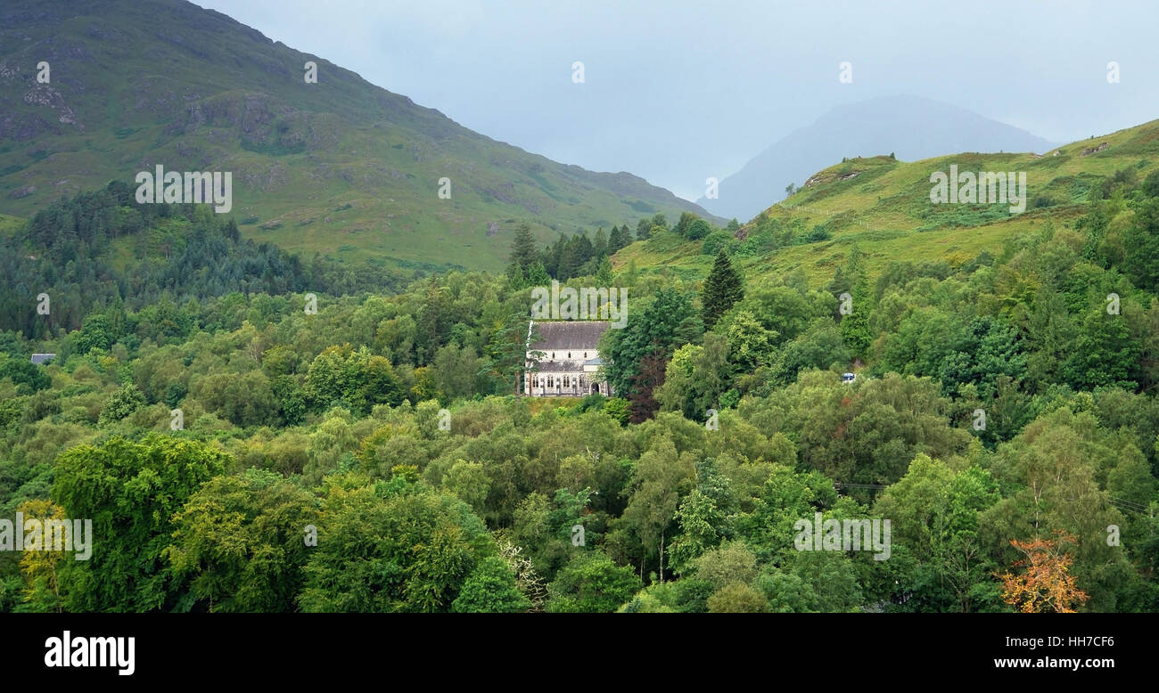 katholische Kirche von St. Maria & St. Finnan in Schottland im hügeligen Wald Ambiente Stockfoto