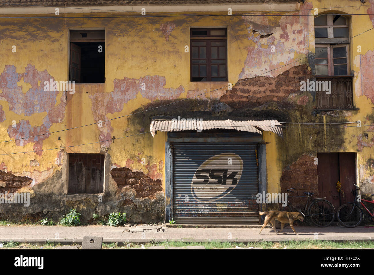 alte Gebäude beschädigt Panjim Goa Crumlbling Fassade Stockfoto