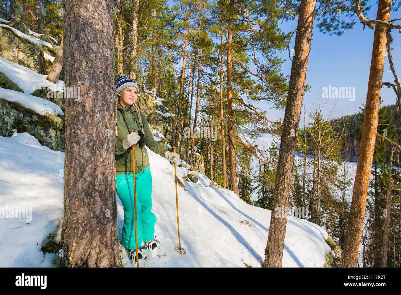 Junge schöne Frau mit Schneeschuhen chillen und entspannen Sie sich in den Wald Stockfoto