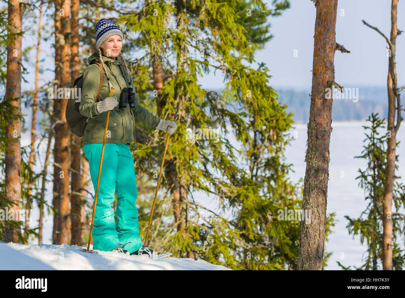 Junge schöne Frau mit Schneeschuhen chillen und entspannen Sie sich in den Wald Stockfoto