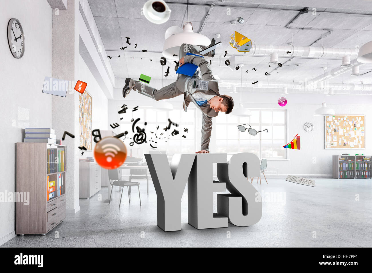 Fröhliche Jungunternehmer tanzen in seinem Büro. Mixed-media Stockfoto