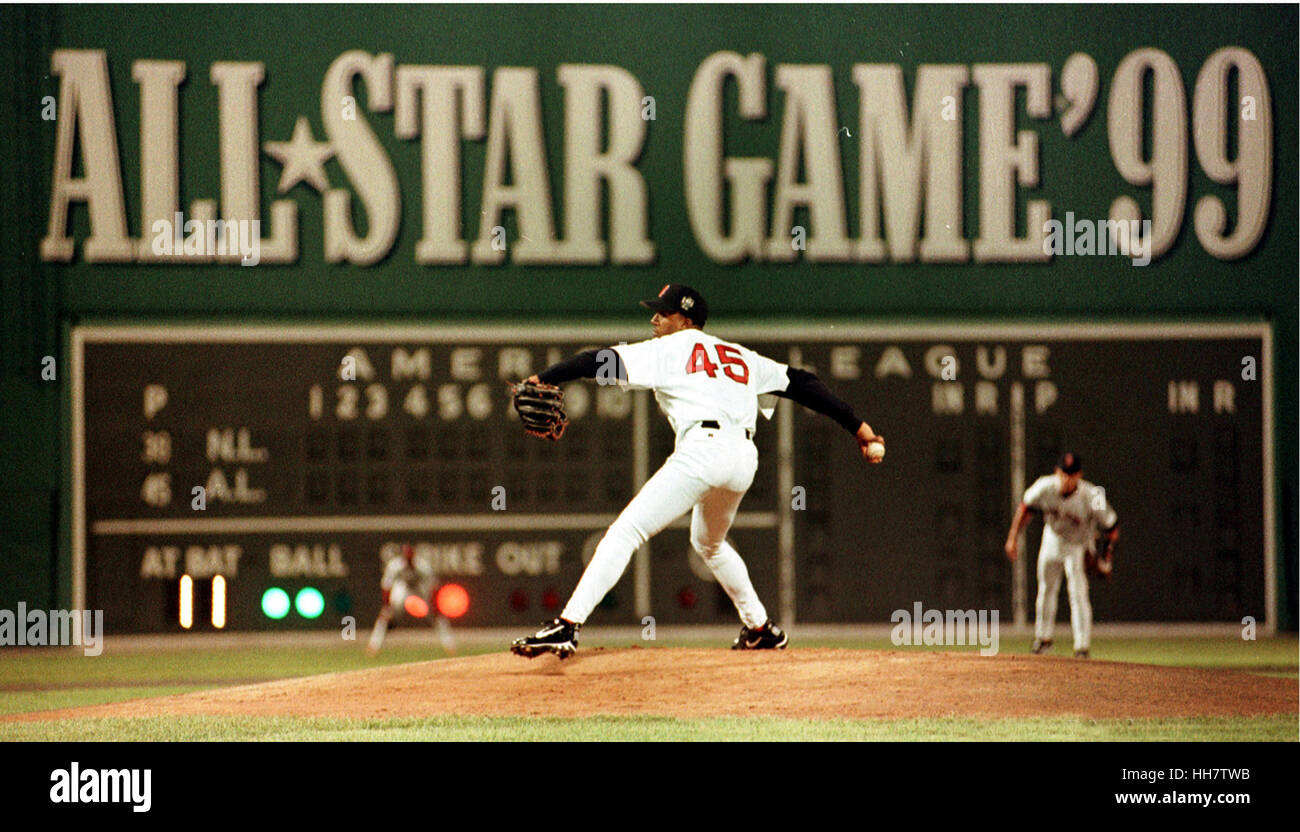 Red Sox Pitcher Pedro Martinez Pitching während der All Star Game am Fenway Park in Boston, Ma USA Foto von Bill belknap Stockfoto