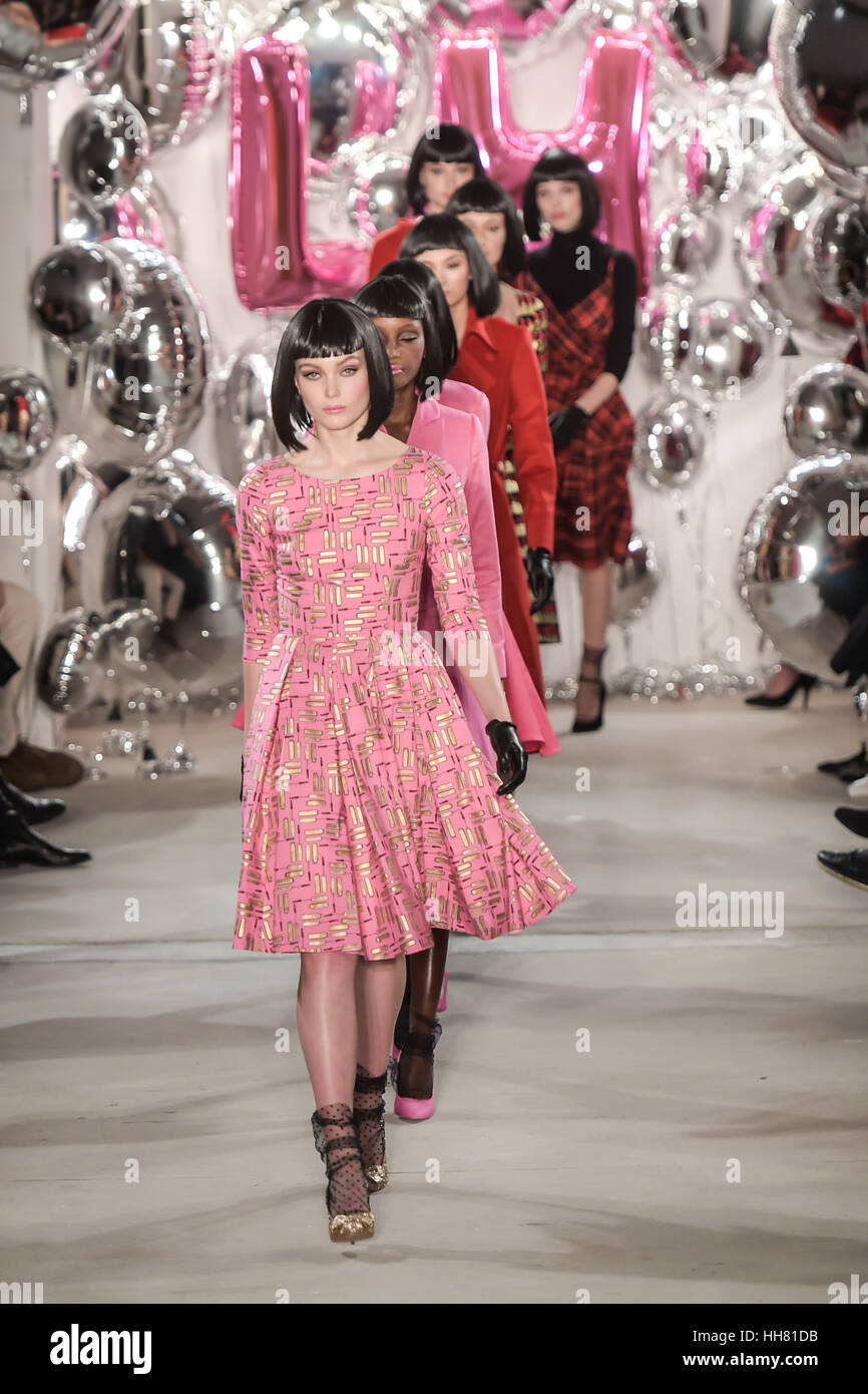 Berlin, Deutschland. 17. Januar 2017. Modelle Kleidung entworfen von Lena Hoschek auf der Mercedes-Benz Fashion Week zeigen in Berlin, Deutschland, 17. Januar 2017. Foto: Monika Skolimowska/Dpa/Alamy Live News Bildnachweis: Dpa picture-Alliance/Alamy Live News Stockfoto