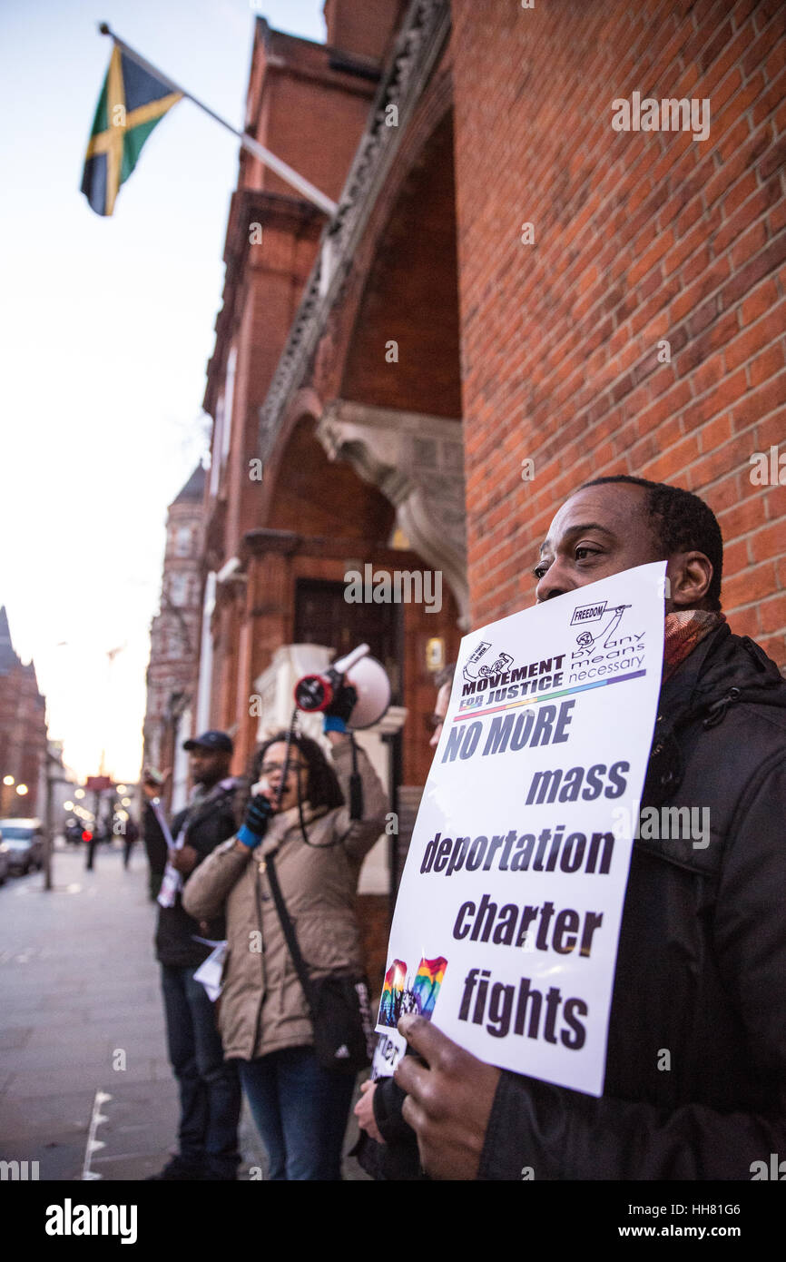 London, UK. 17. Januar 2017. Aktivisten von der Bewegung für Gerechtigkeit protestieren gegen Massendeportation Flüge nach Jamaika außerhalb der jamaikanischen High Commission. Bildnachweis: Mark Kerrison/Alamy Live-Nachrichten Stockfoto