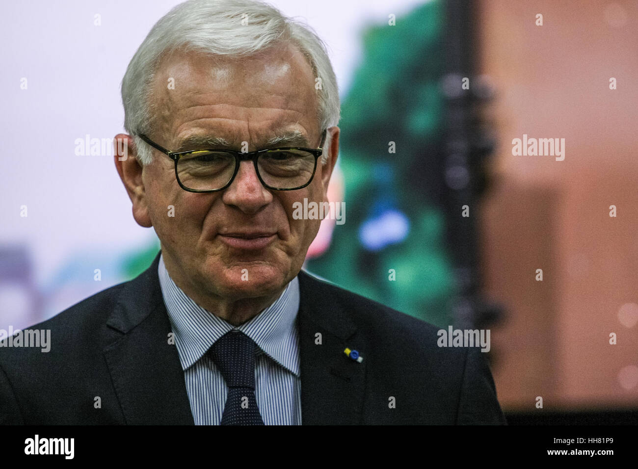 Danzig, Polen. 17. Januar 2017. Hans-Gert Pöttering wird bei seinem Besuch in das Europäische Solidarität-Zentrum in Danzig am 17. Januar 2017 gesehen. Pöttering ist ein deutscher konservativer Politiker, ehemaliger Präsident des Europäischen Parlaments, im Jahr 2009 wurde zum Vorsitzenden der Konrad-Adenauer-Stiftung gewählt. Bildnachweis: Michal Fludra/Alamy Live-Nachrichten Stockfoto