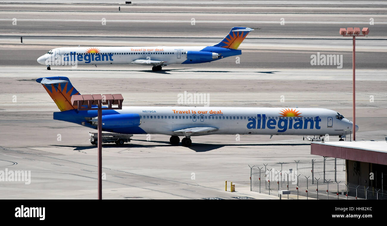 27. April 2015 - geht über Las Vegas, Nevada, USA - ein Allegiant Air Jet, McDonnell Douglas DC-9, ein anderes McCarran International Airport auf Montag, 27. April 2015, in Las Vegas. (Bild Kredit: © David Becker über ZUMA Draht) Stockfoto