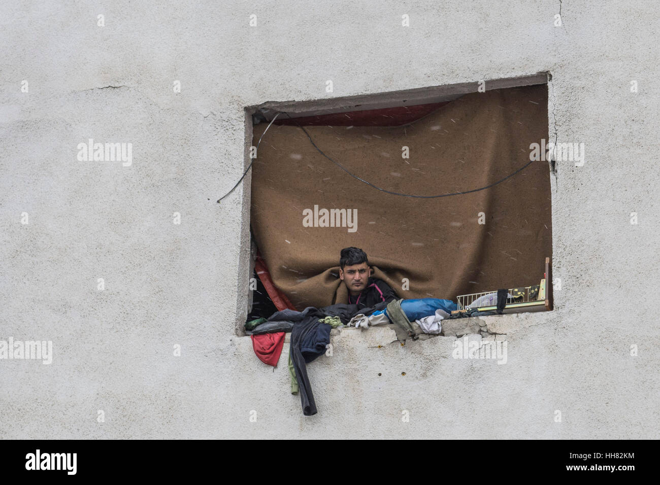 Belgrad, Serbien. 17. Januar 2017. Ein Migrant am Fenster ein verlassenes Lagerhaus, wo er Unterschlupf Credit fand: Alessandro Mazzola/Erwachen/Alamy Live News Stockfoto