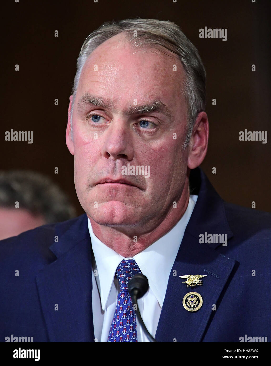 Washington, DC, USA. 17. Januar 2017. US-amerikanischer Jurist Ryan Zinke (Republikanische Montana) bezeugt vor dem uns Senat Ausschuß für Energie und Handel wie es eine Anhörung unter Berücksichtigung der Bestätigung seiner Bestellung zu uns hält Innenminister auf dem Capitol Hill in Washington, DC auf Dienstag, 17. Januar 2017. Bildnachweis: MediaPunch Inc/Alamy Live-Nachrichten Stockfoto