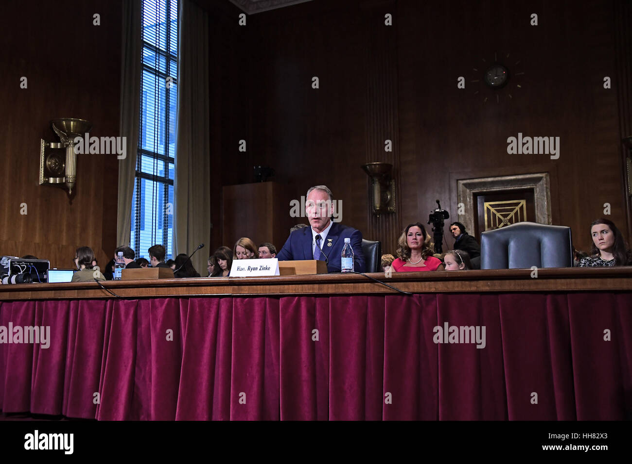 Washington, DC, USA. 17. Januar 2017. US-amerikanischer Jurist Ryan Zinke (Republikanische Montana) bezeugt vor dem uns Senat Ausschuß für Energie und Handel wie es eine Anhörung unter Berücksichtigung der Bestätigung seiner Bestellung zu uns hält Innenminister auf dem Capitol Hill in Washington, DC auf Dienstag, 17. Januar 2017. Bildnachweis: MediaPunch Inc/Alamy Live-Nachrichten Stockfoto