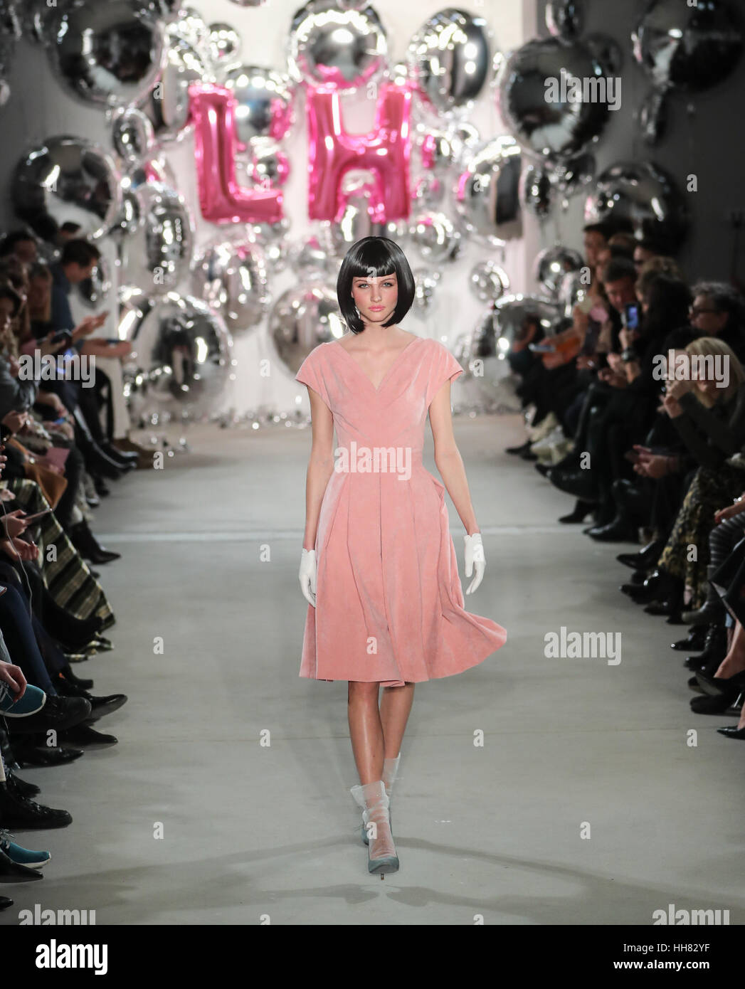 Berlin, Deutschland. 17. Januar 2017. Ein Modell zeigt eine Schöpfung der österreichischen Designerin Lena Hoschek während der Mercedes-Benz Fashion Woche Berlin Herbst/Winter 2017. Bildnachweis: Shan Yuqi/Xinhua/Alamy Live-Nachrichten Stockfoto