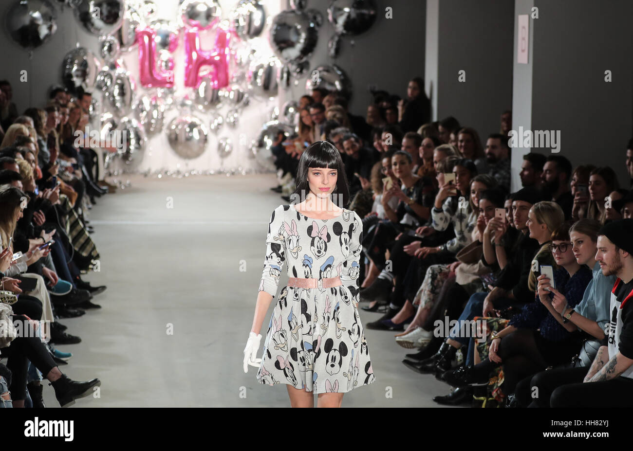 Berlin, Deutschland. 17. Januar 2017. Ein Modell zeigt eine Schöpfung der österreichischen Designerin Lena Hoschek während der Mercedes-Benz Fashion Woche Berlin Herbst/Winter 2017. Bildnachweis: Shan Yuqi/Xinhua/Alamy Live-Nachrichten Stockfoto