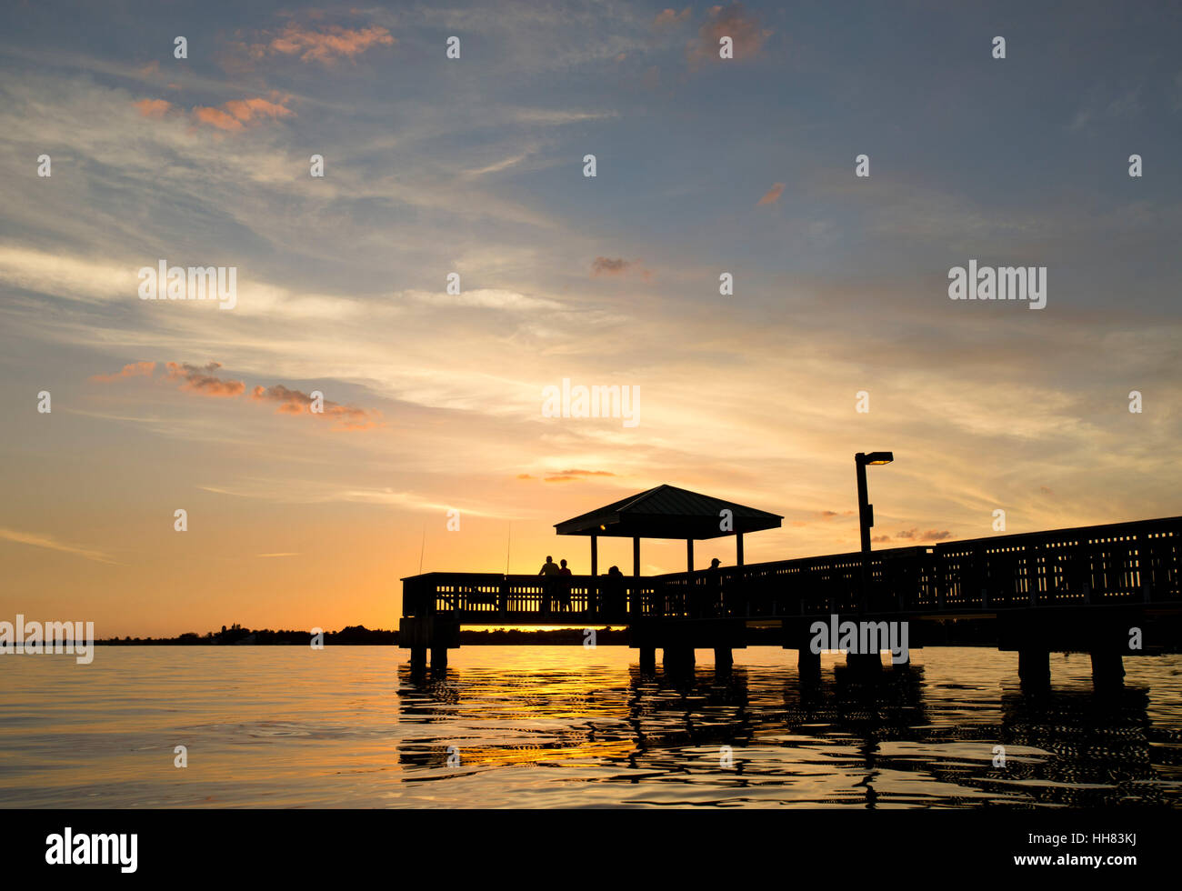 North Fort Myers, USA. 17. Januar 2017.  Ein paar Uhren aus einem Pier auf den Caloosahatchee River in North Fort Myers, Florida, wie die Sonne in Richtung Golf von Mexiko. Bildnachweis: Ralph Lauer/ZUMA Draht/Alamy Live-Nachrichten Stockfoto