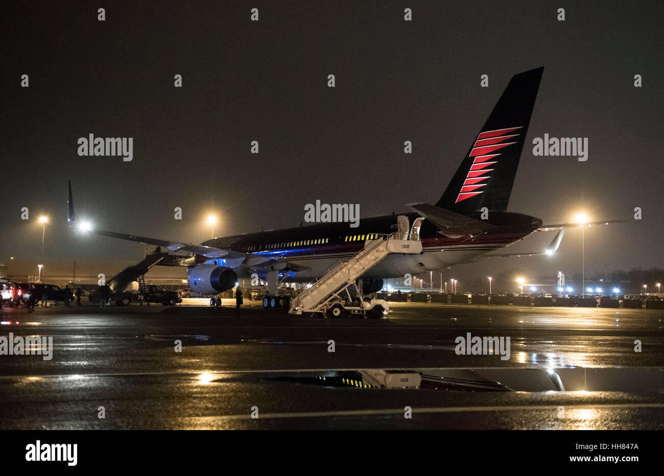 Washington, USA. 17. Januar 2017. Gewählter Präsident Donald Trump Flugzeug ist bei Ronald Reagan Washington National Airport gesehen, wie er kommen, um die Teilnahme des Vorsitzenden Global Dinner, an der Andrew W. Mellon Auditorium in Washington, D.C. Die Einladung nur schwarz-Tie Veranstaltung hat über 500 Gäste, darunter einige 200 ausländischen Diplomaten anwesend. Bildnachweis: Kevin Dietsch/Pool über CNP/MediaPunch Credit: MediaPunch Inc/Alamy Live-Nachrichten Stockfoto