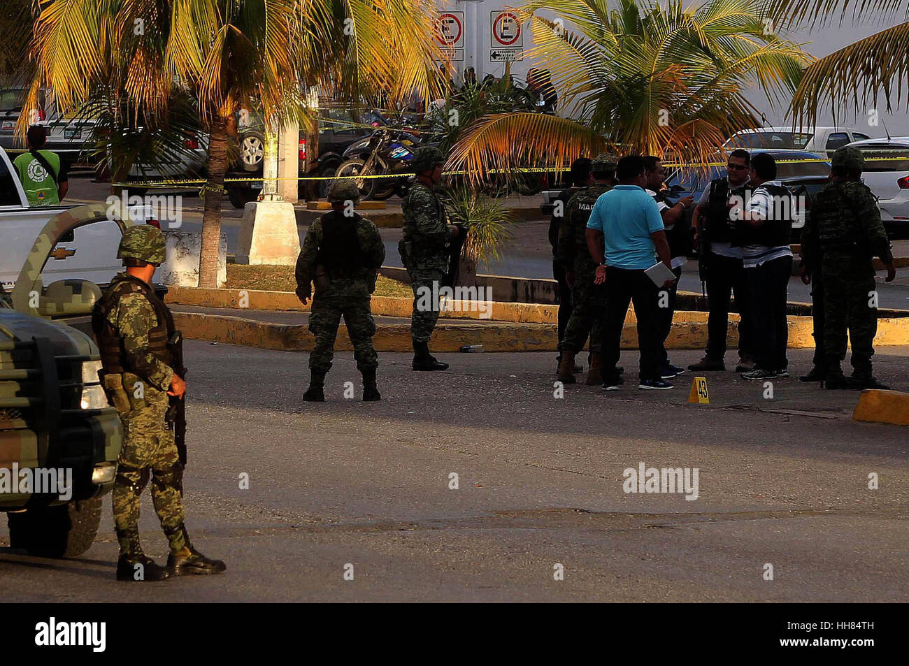 Cancun, Mexiko. 17. Januar 2017. Soldaten Wache in der Nähe eines Schussangriffs in dem beliebten Urlaubsort von Cancun. Laut der lokalen Presse erfolgte der Angriff in der Nähe vom Generalstaatsanwalt Büro von Cancun, mindestens drei Menschen getötet. Drei mutmaßliche schützen wurden gefangen genommen. Bildnachweis: Str/Xinhua/Alamy Live-Nachrichten Stockfoto