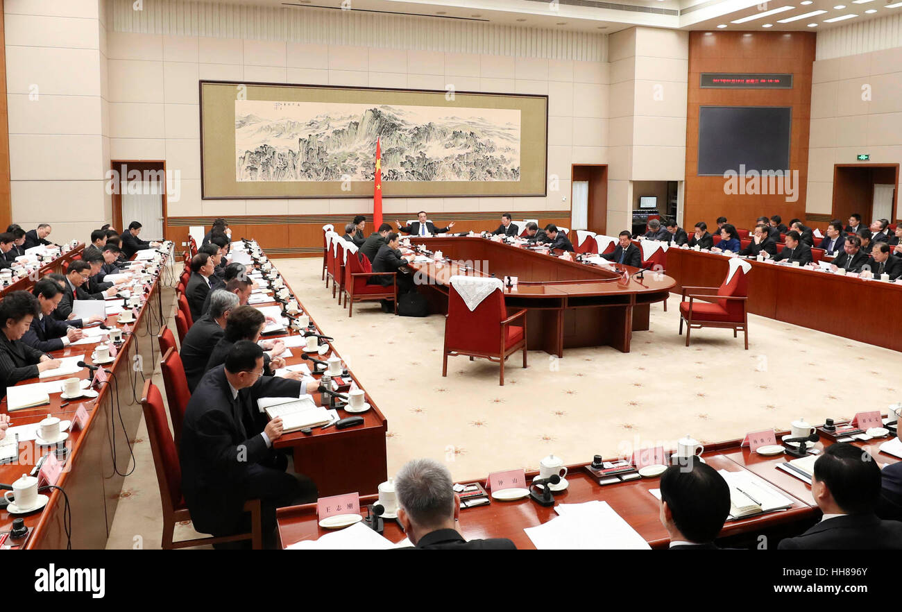 Peking, China. 18. Januar 2017. Der chinesische Ministerpräsident Li Keqiang präsidiert einer Plenarsitzung des Staatsrates, die eine Entwurfsversion des Berichts Regierung arbeiten, in Peking, Hauptstadt von China, 18. Januar 2017 diskutiert. Bildnachweis: Pang Xinglei/Xinhua/Alamy Live-Nachrichten Stockfoto