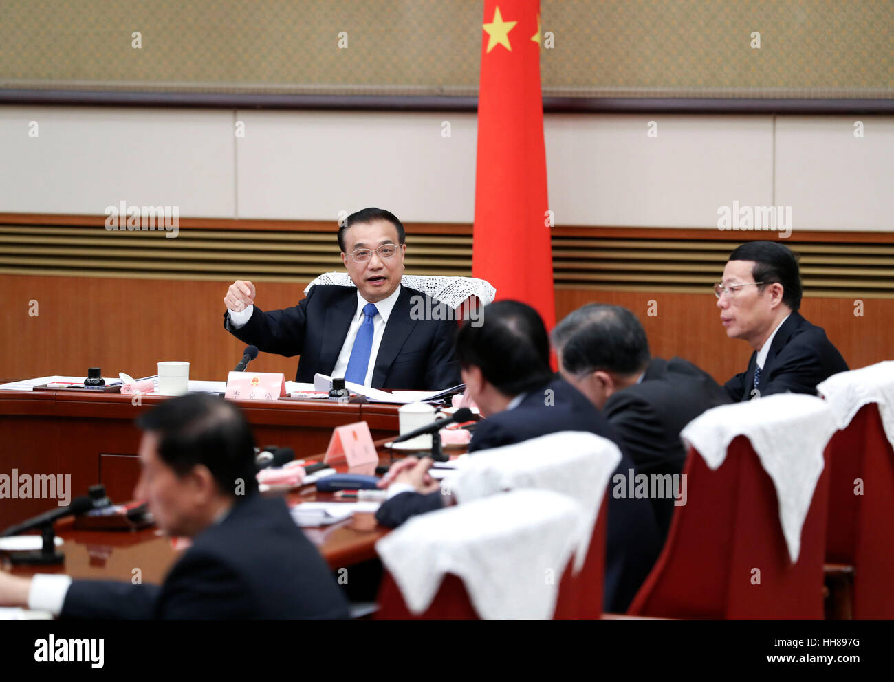 Peking, China. 18. Januar 2017. Der chinesische Ministerpräsident Li Keqiang präsidiert einer Plenarsitzung des Staatsrates, die eine Entwurfsversion des Berichts Regierung arbeiten, in Peking, Hauptstadt von China, 18. Januar 2017 diskutiert. Bildnachweis: Pang Xinglei/Xinhua/Alamy Live-Nachrichten Stockfoto