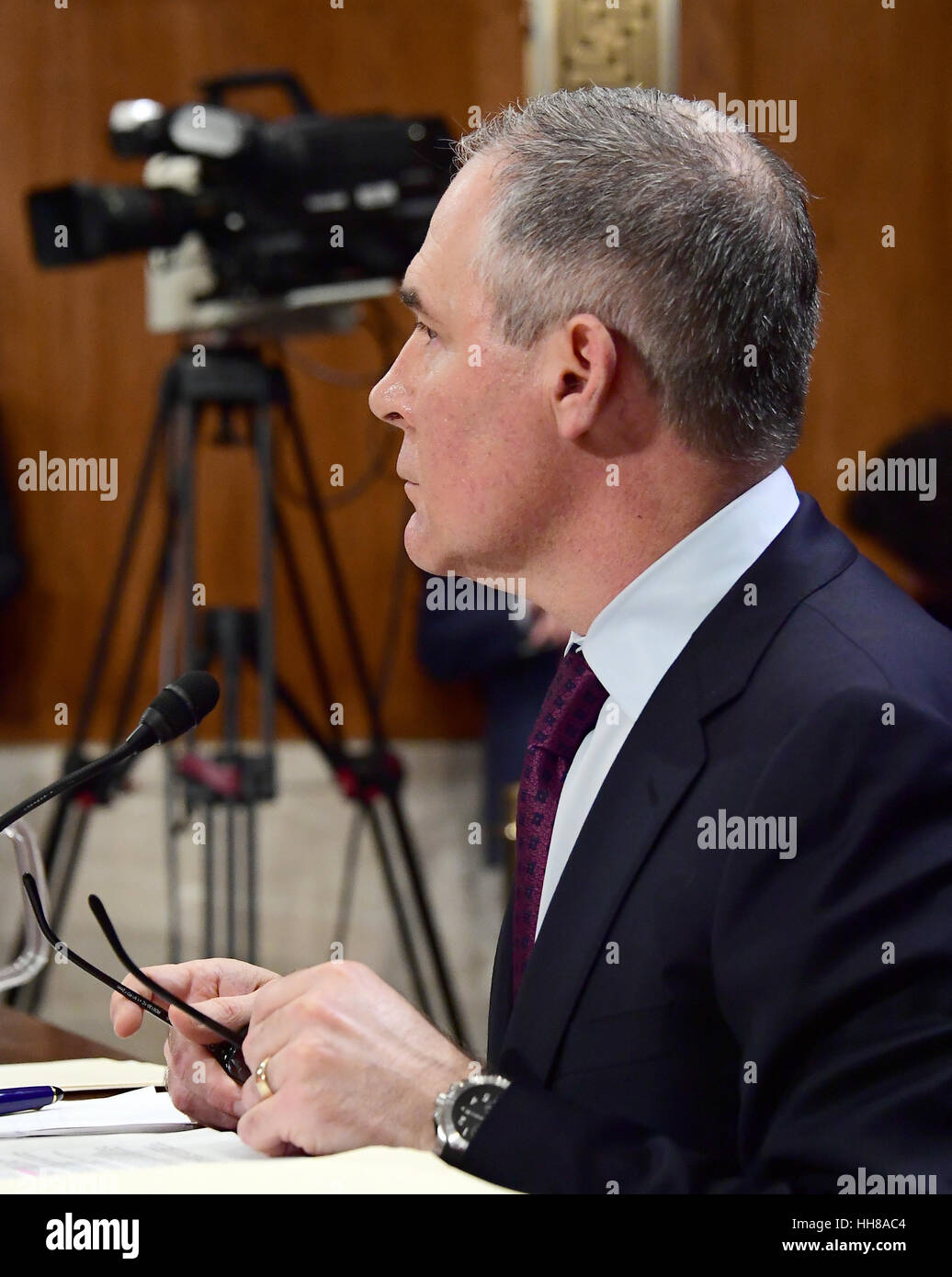 Washington DC, USA. 18. Januar 2017. Attorney General Scott Pruitt (Republikanische von Oklahoma) bezeugt vor uns Senatsausschuss für Umwelt und öffentliche Arbeiten über seine Nominierung als Administrator der Environmental Protection Agency auf dem Capitol Hill in Washington, DC auf Mittwoch, 18. Januar 2017 zu dienen. Bildnachweis: MediaPunch Inc/Alamy Live-Nachrichten Stockfoto