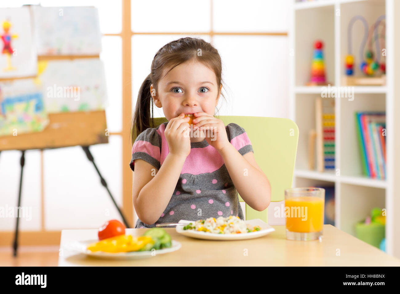 Schönes Kind Kind Mädchen trinken gesunde Ernährung Stockfoto