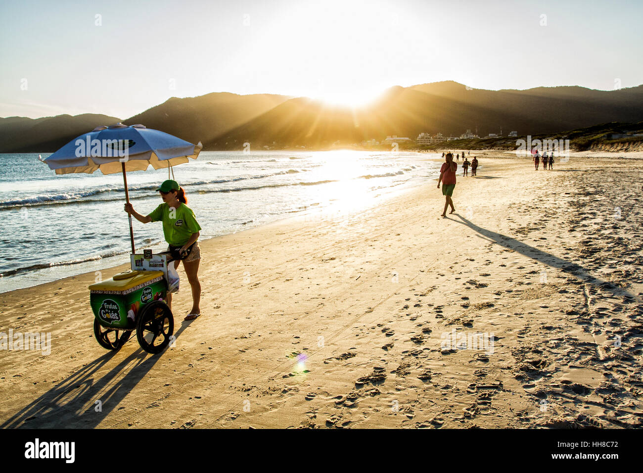 Strandverkäufer, der mit einem Eiswagen am Acores Beach läuft. Florianopolis, Santa Catarina, Brasilien. Stockfoto