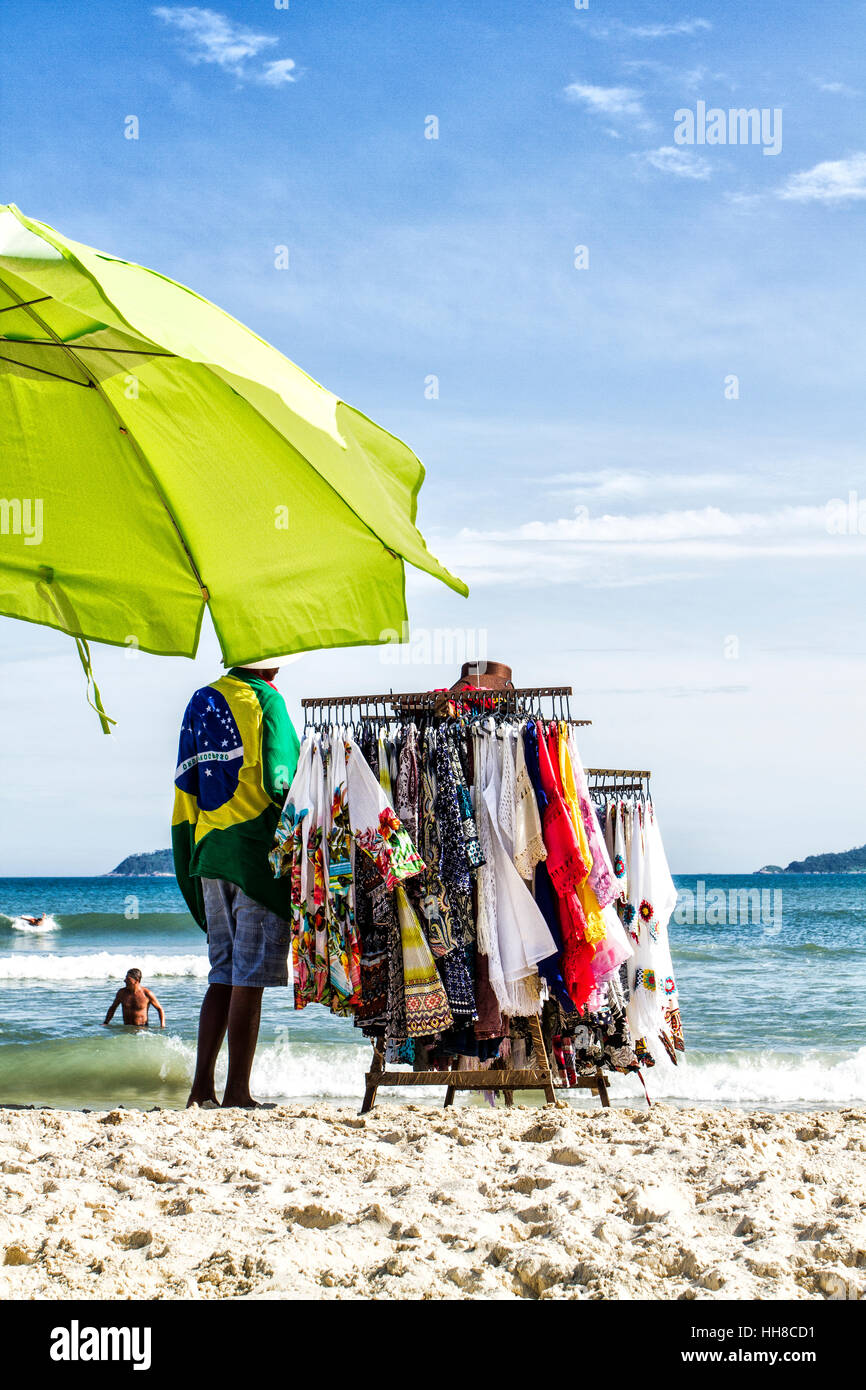 Strandverkäufer mit brasilianischer Flagge am Acores Beach. Florianopolis, Santa Catarina, Brasilien. Stockfoto