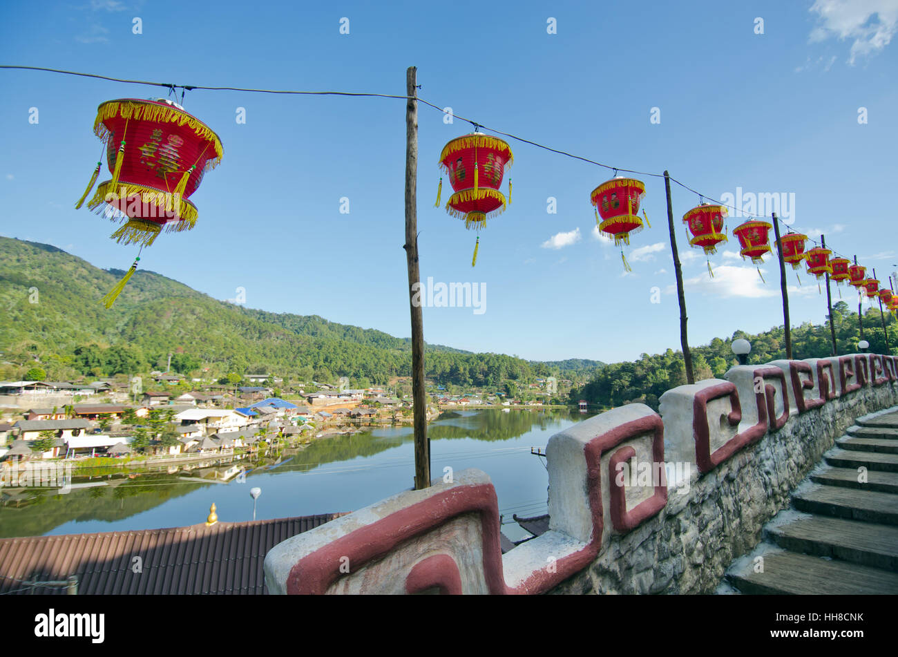 Verbieten Sie Ruk Thai Village, im chinesischen Stil am Flussufer Blick vor dem Berg, Mae Hong Son Thailand Stockfoto