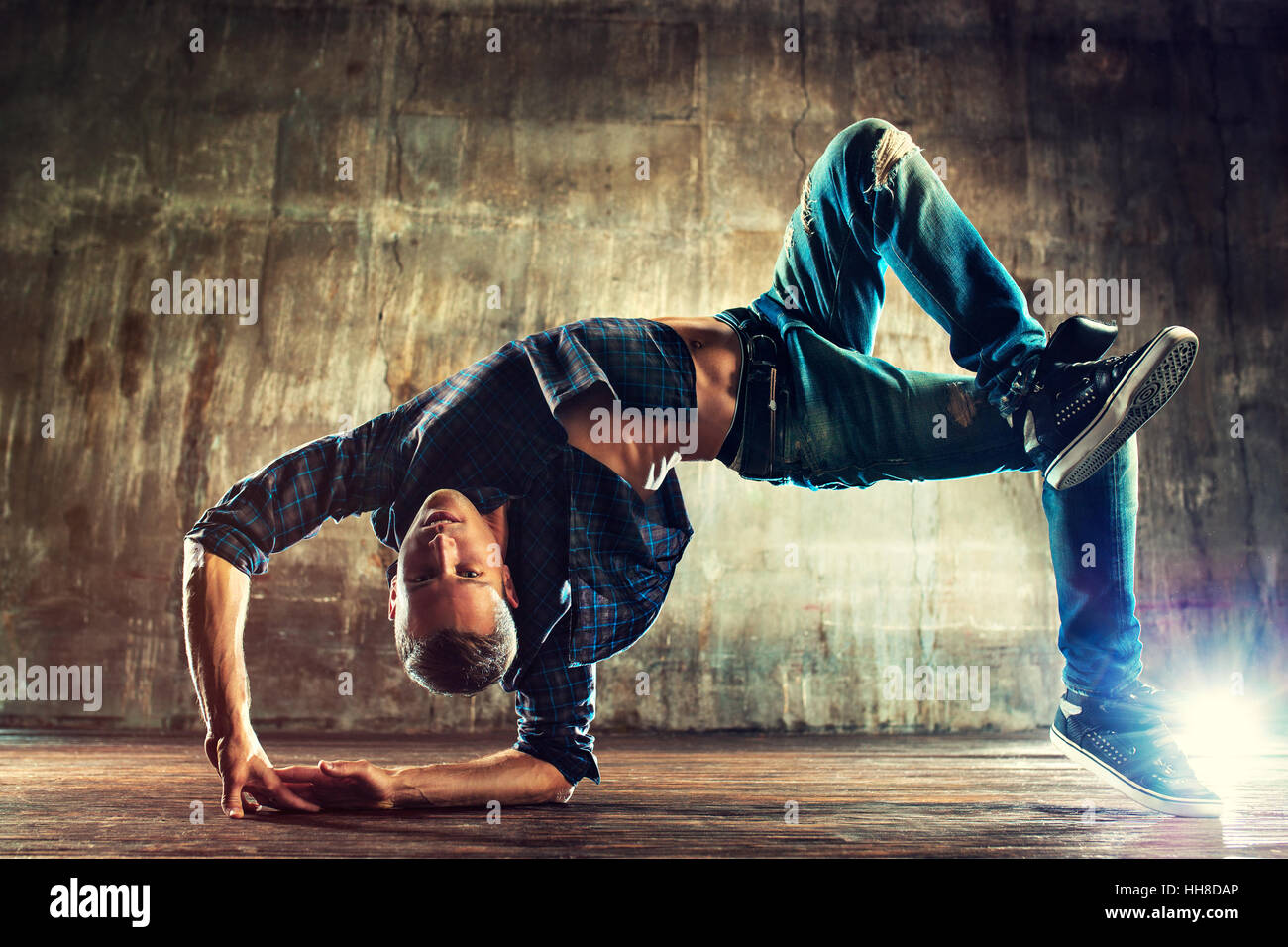 Junger Mann Breakdance auf alten Mauer Hintergrund Stockfoto