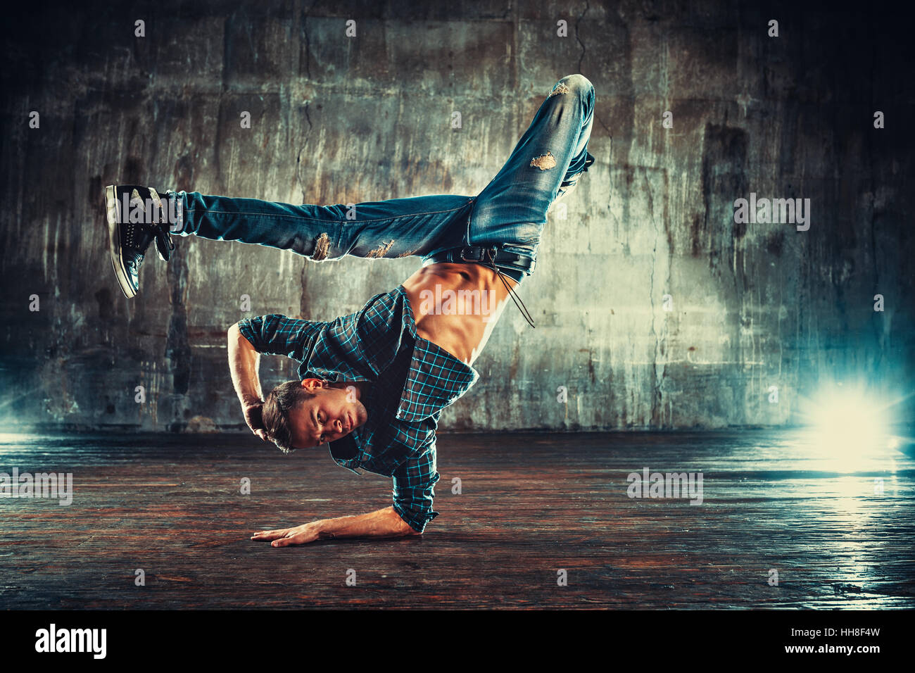 Junger Mann Breakdance auf alten Mauer Hintergrund Stockfoto