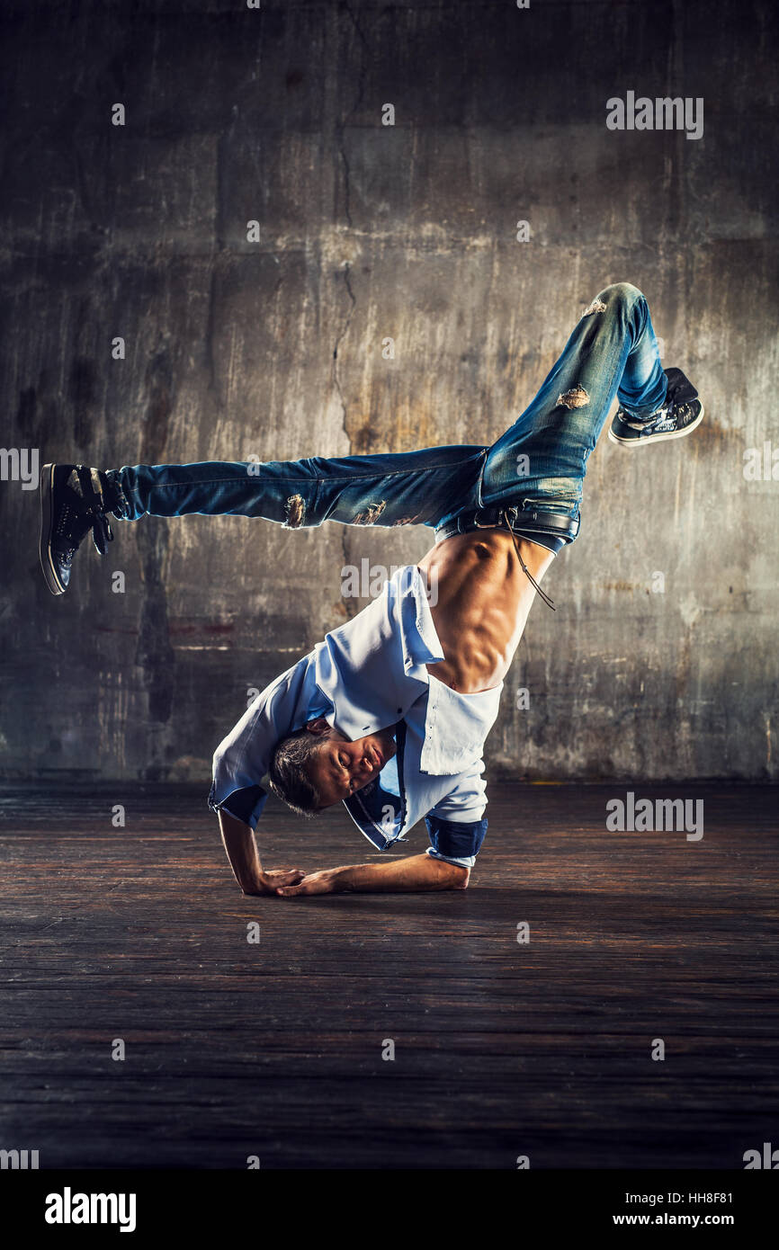 Junger Mann Breakdance auf alten Mauer Hintergrund Stockfoto