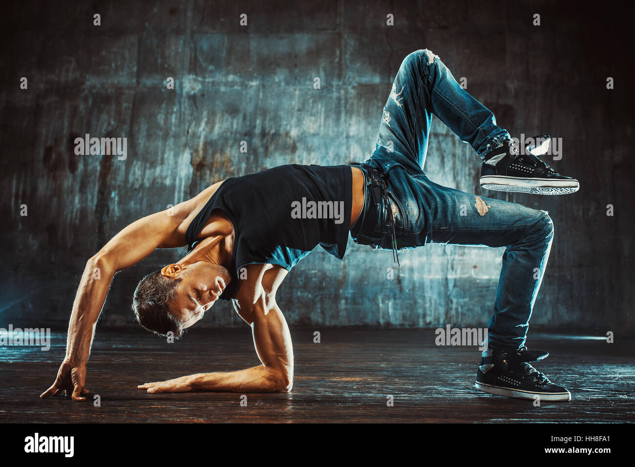 Junger Mann Breakdance auf alten Mauer Hintergrund Stockfoto