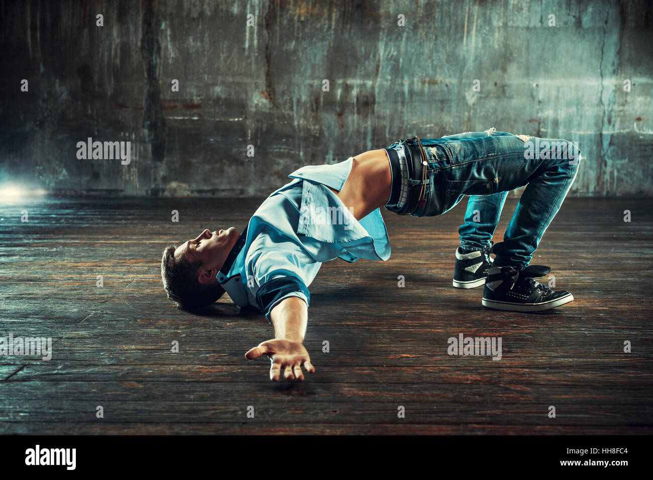 Junger Mann Breakdance auf alten Mauer Hintergrund Stockfoto