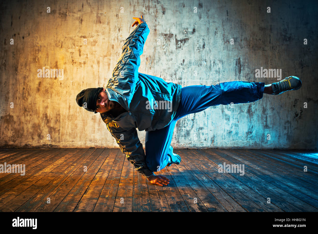 Junger Mann Breakdance auf Wand Hintergrund. Lebendigen Farben Effekt. Stockfoto