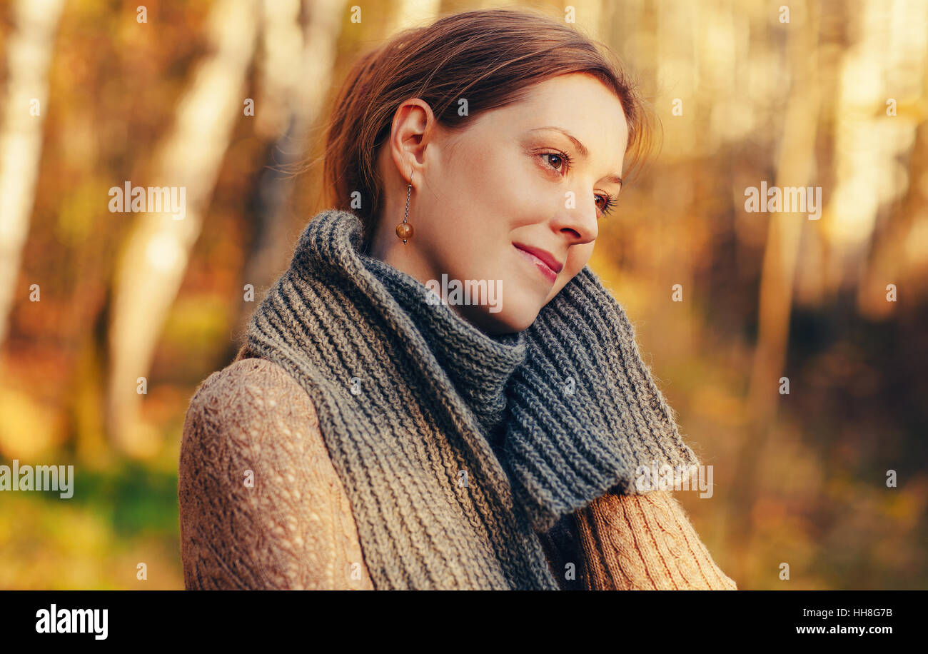 Junge Frau Herbst Porträt in warme Rottöne Stockfoto