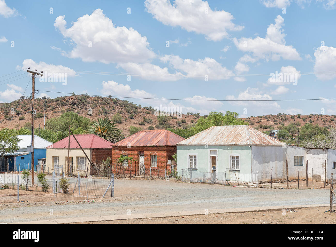 JAGERSFONTEIN, Südafrika - 31. Dezember 2016: Low-cost Häuser in Charlesville, einem Vorort von Jagersfontein, Diamant Bergbaustadt im Freistaat Stockfoto