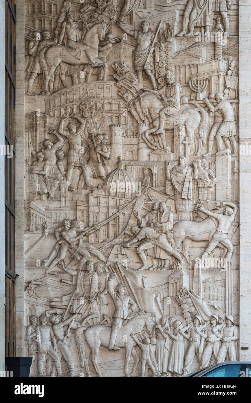 Rom. Italien. EUR. Relief "A History of Rom durch seine öffentliche Arbeiten", auf der Palazzo Degli Uffici. Stockfoto