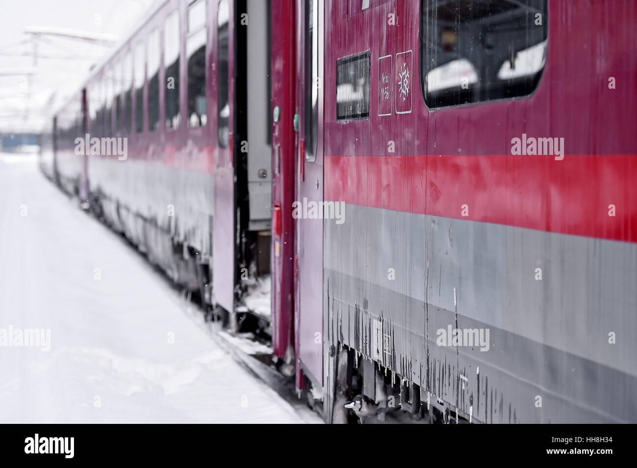 Züge im Bahnhof nach starkem Schneefall Stockfoto