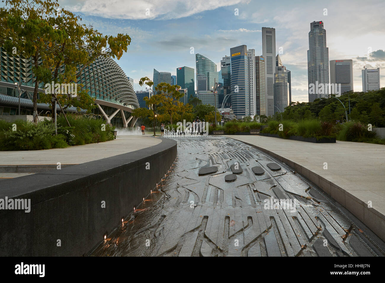 Skyline von Singapur von der Esplanade-Theatres on the Bay angesehen. Stockfoto