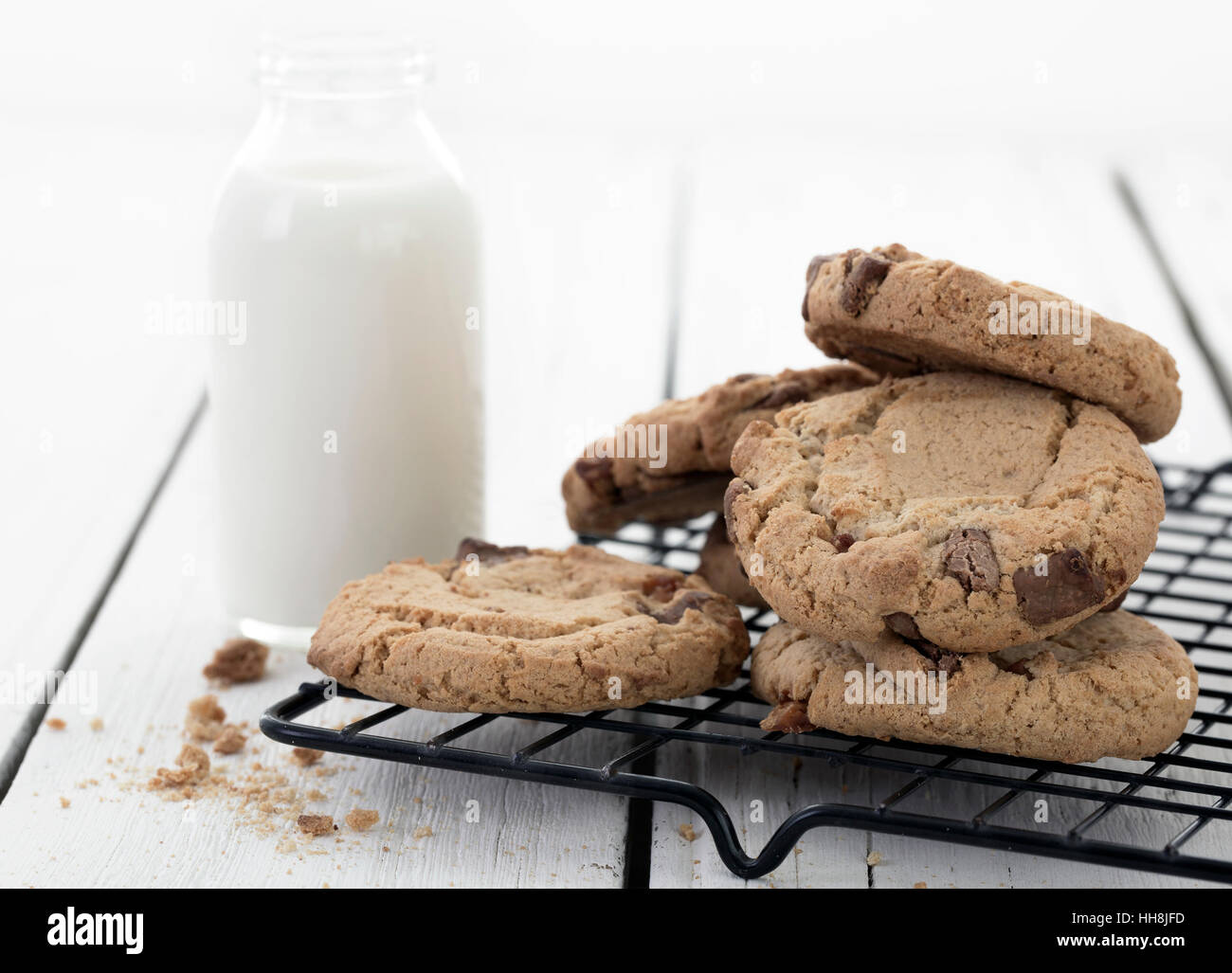 Frische hausgemachte Kekse und Milch Stockfoto