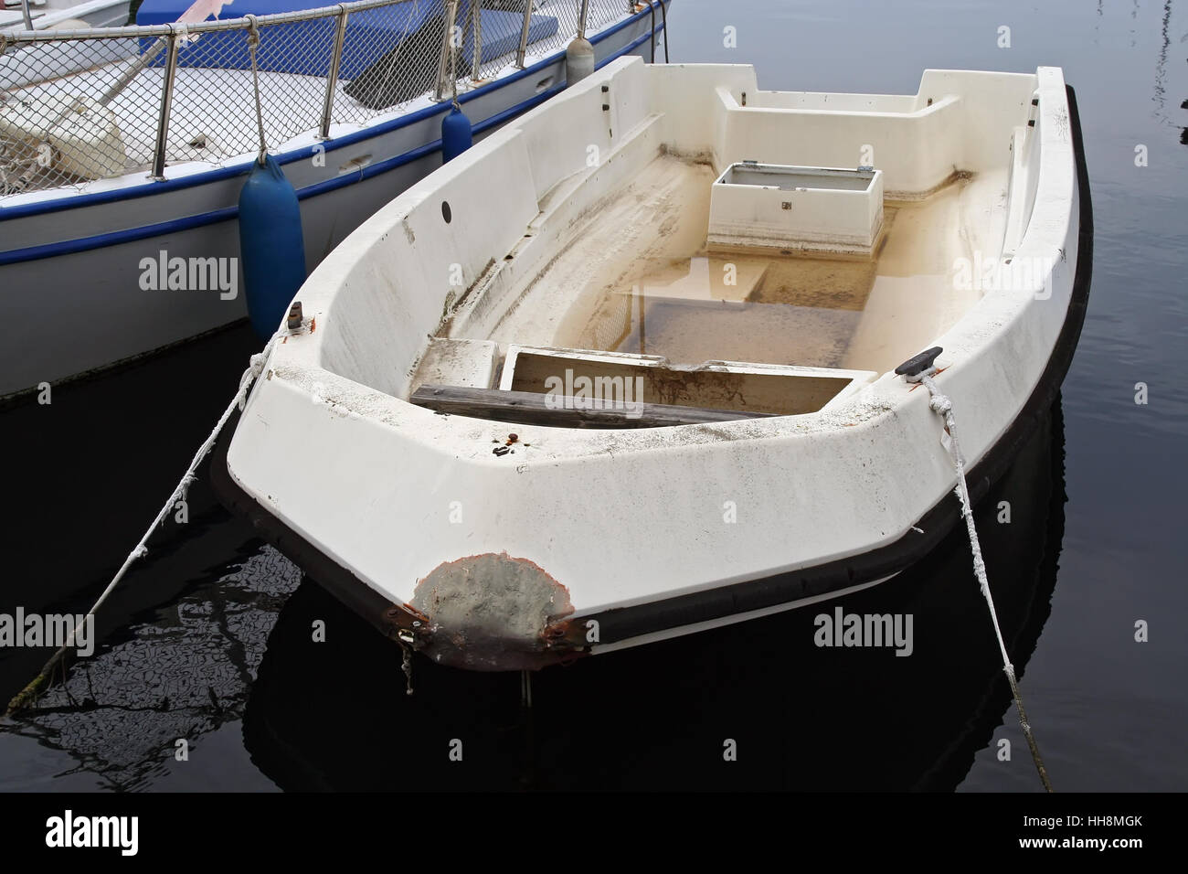 Kleine Fischerboote im Hafen. Stockfoto