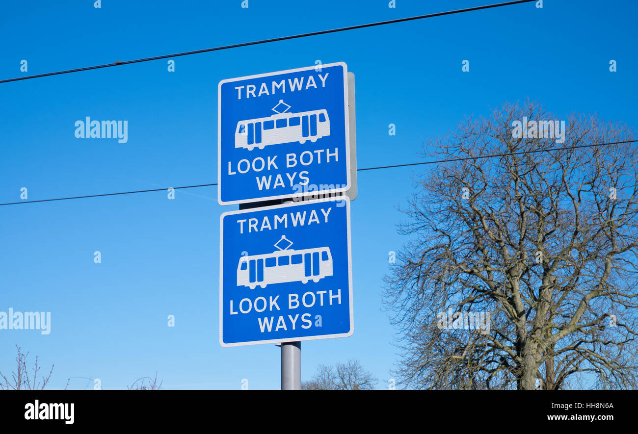 Straßenbahn-Look Both Ways Warnzeichen in Croydon England Stockfoto