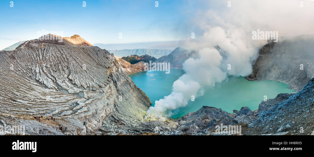 Vulkan Kawah Ijen, Vulkankrater mit Kratersee und dampfende Schlote, Morgenlicht, Banyuwangi, Sempol, Ost-Java Stockfoto