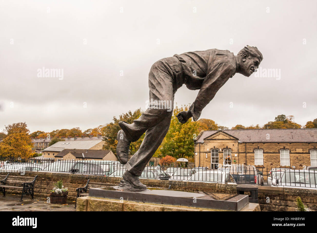 Eine Statue des ehemaligen England Cricketer, Freddie Trueman, das auf der Kanal-Becken in Skipton in North Yorkshire liegt Stockfoto