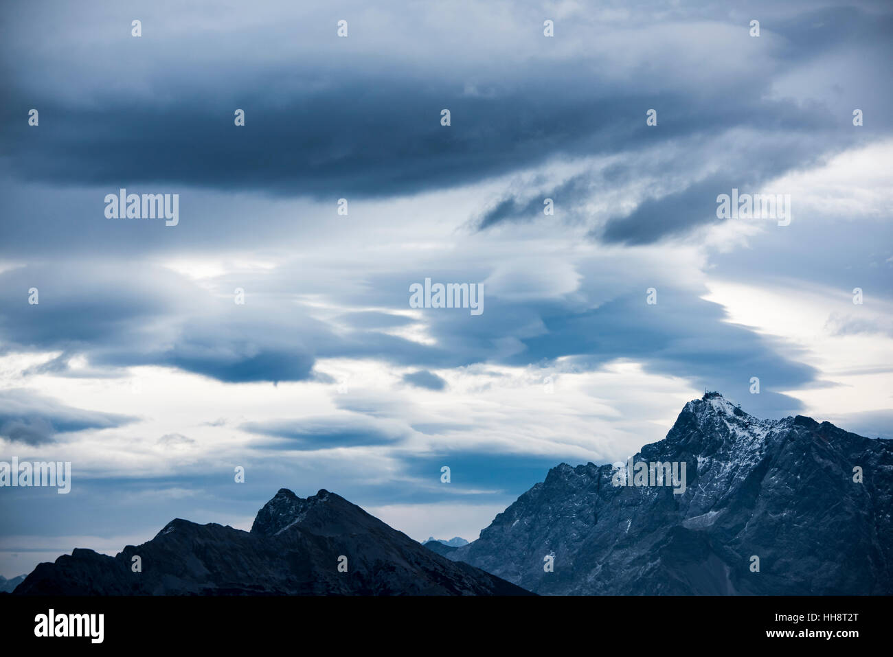 Gipfel der Zugspitze mit Schnee und bewölkten Himmel, Wettersteingebirge, Bergwang, Reutte, Tirol, Österreich Stockfoto