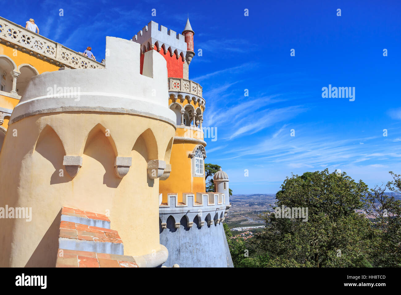 SINTRA, PORTUGAL - ca. Oktober 2016: Pena Park mit nationalen Palast von Pena in Sintra, Portugal Stockfoto