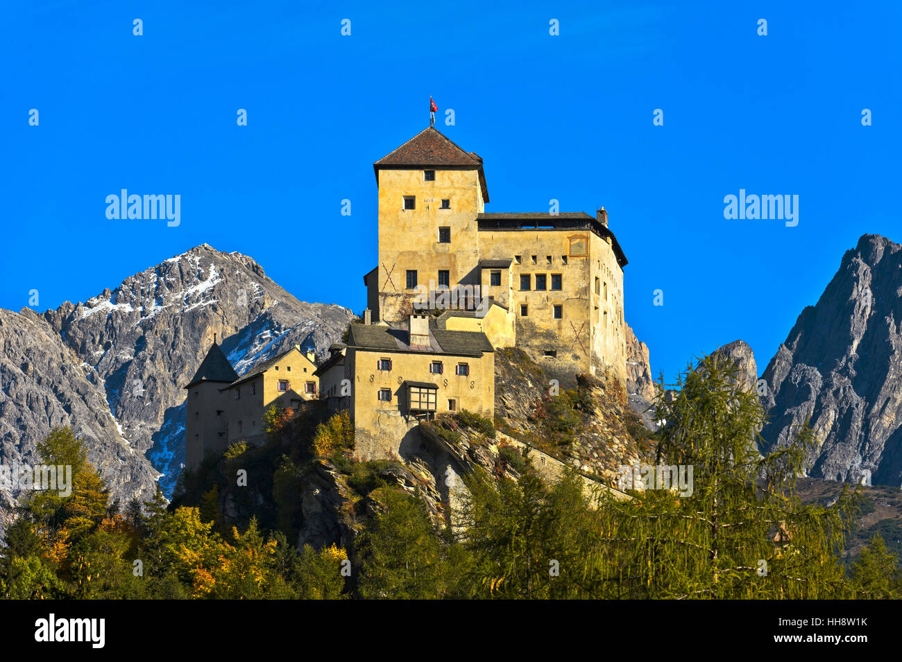 Senken Sie Schloss Tarasp, Tarasp, Scuol, Engadin, Graubünden, Schweiz Stockfoto