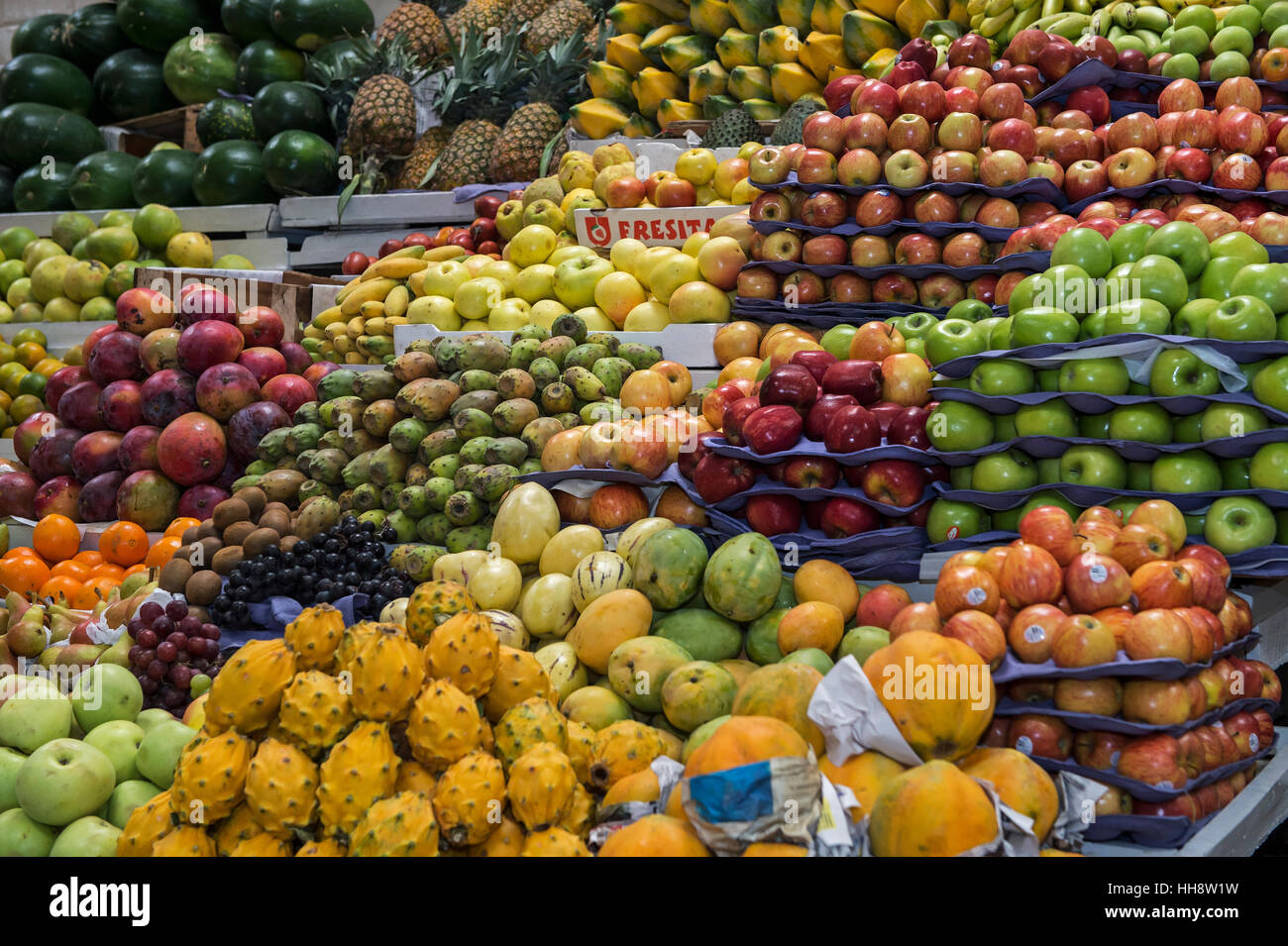 Stall mit exotischen Früchten, Lebensmittelmarkt, Quito, Ecuador Stockfoto