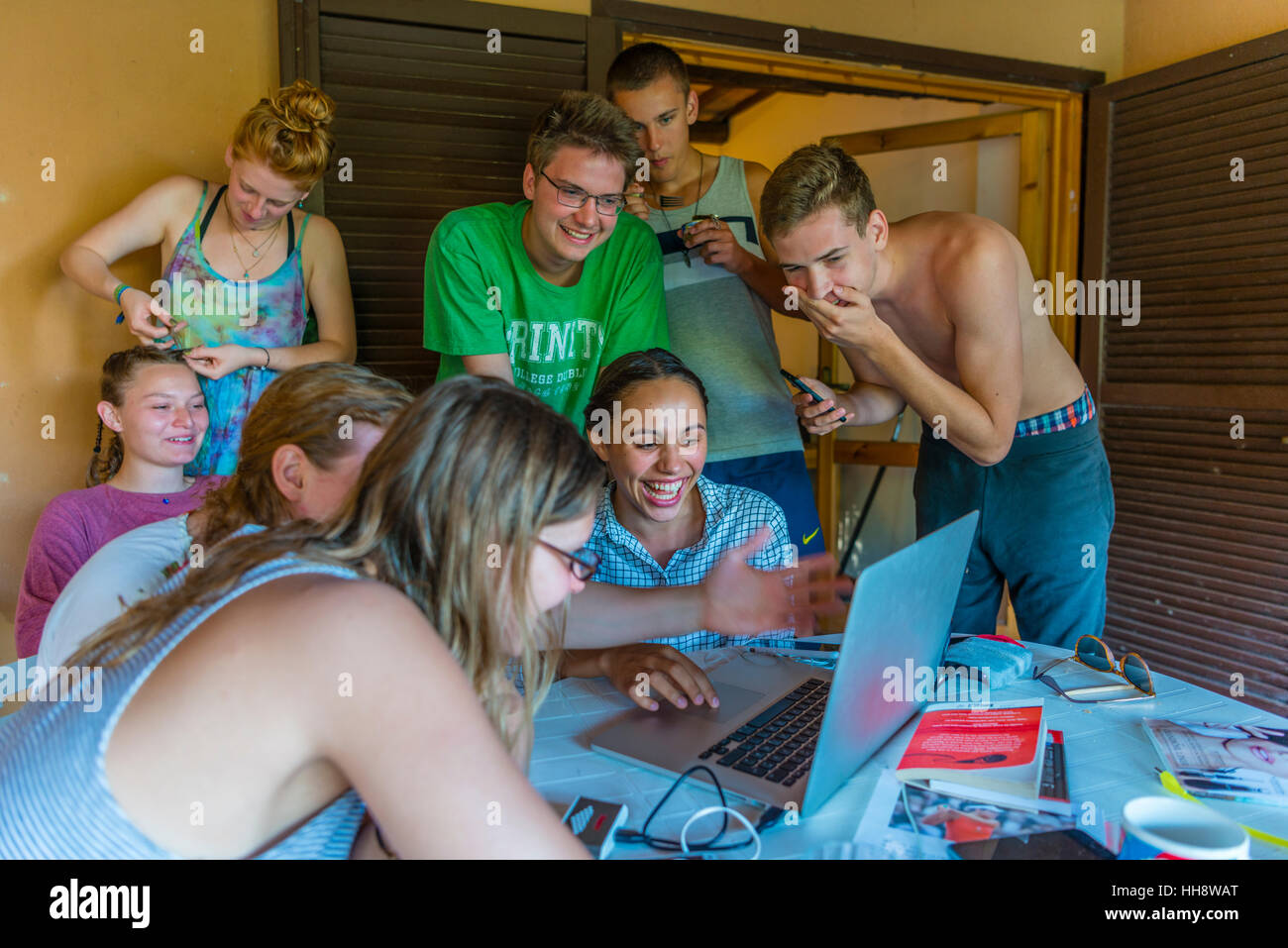 Deutsche Jugendliche sitzen vor Laptop, multiethnischen, Spaß, Italien Stockfoto