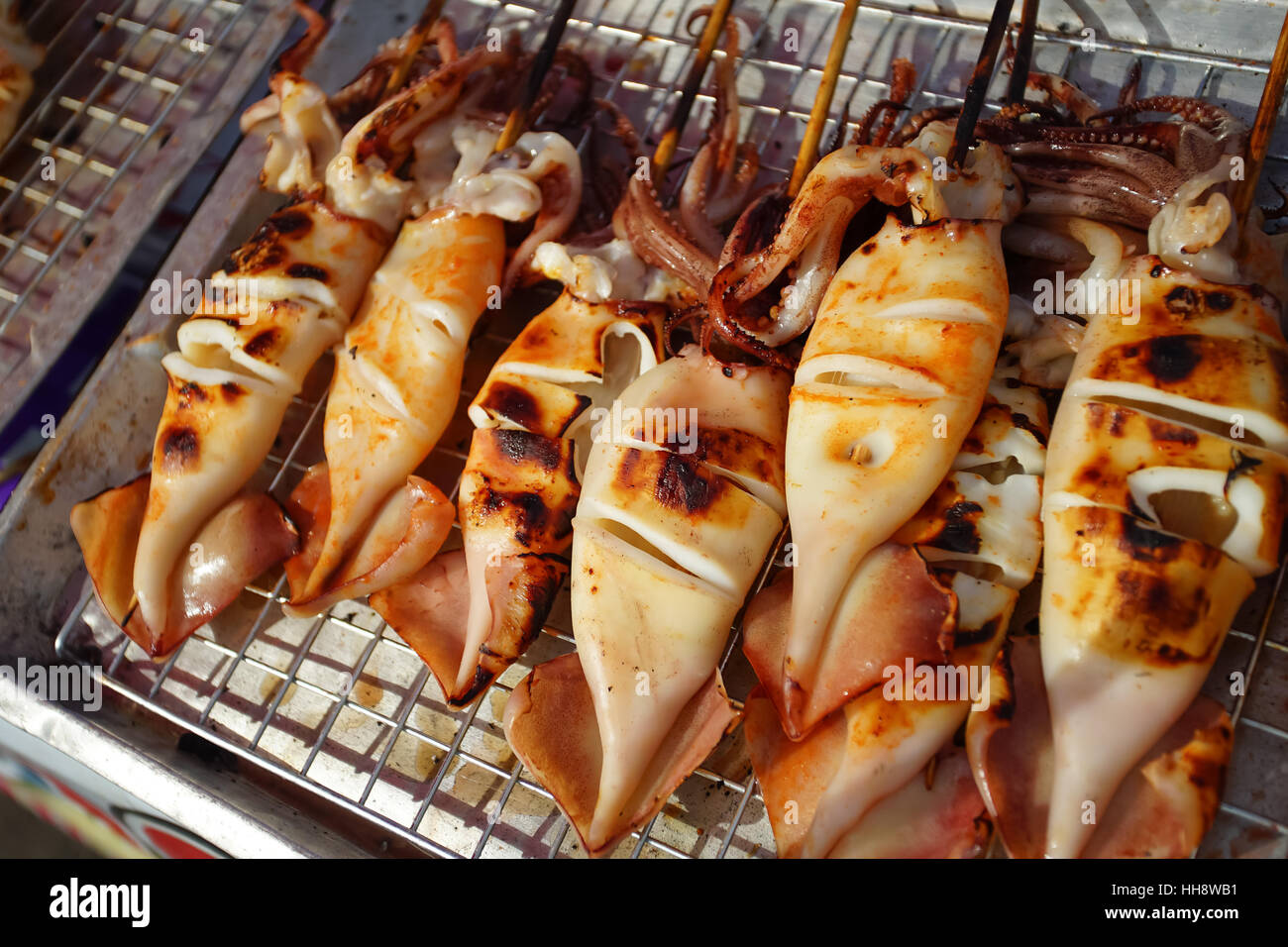 Gegrillter Tintenfisch in den Fischmarkt zugemacht Stockfoto