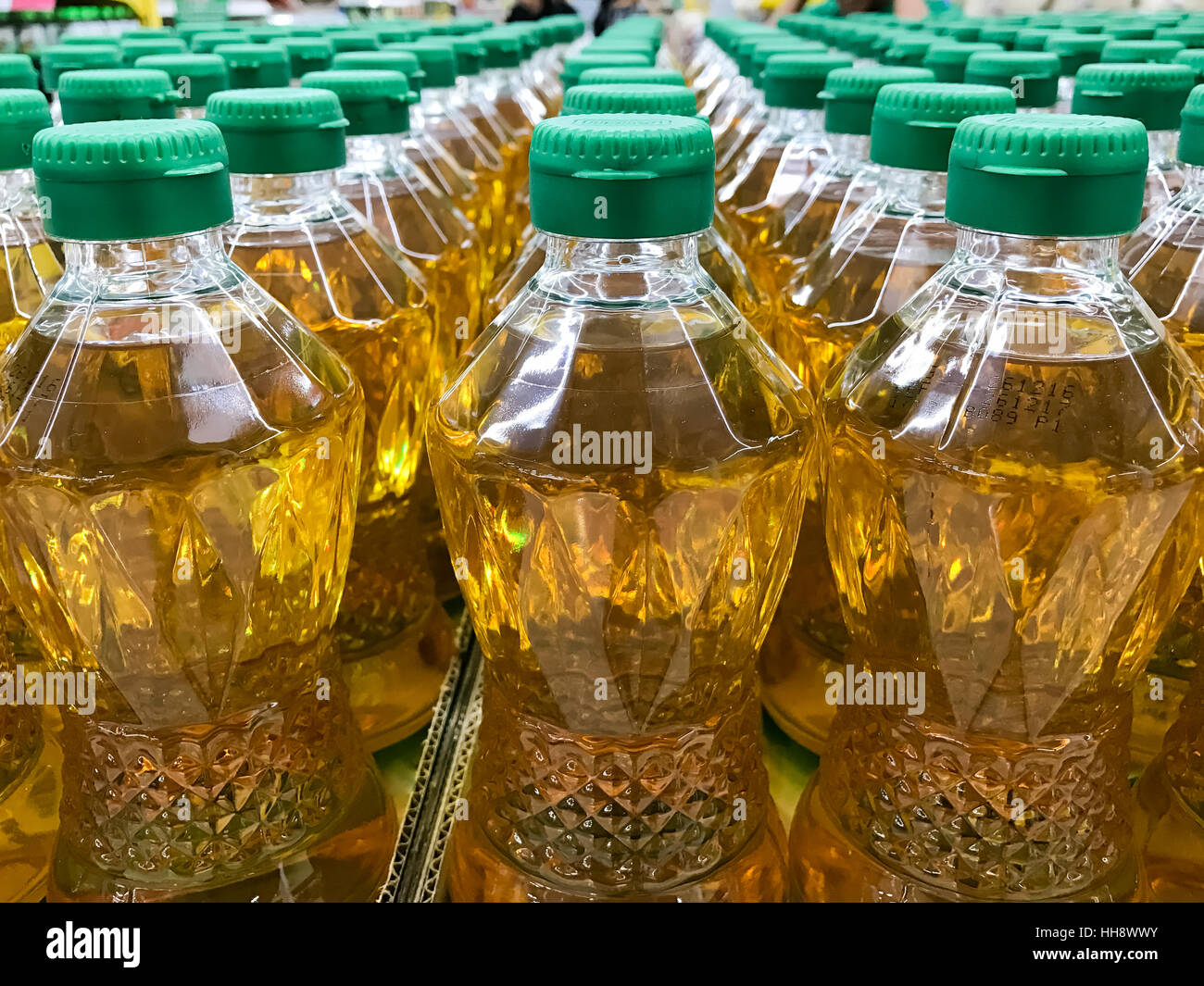 Stapel von in Flaschen Palmöl auf dem Markt geschlossen Stockfoto
